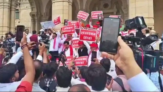 यूपी विधानसभा का सत्र शुरू होने से पहले सपा का जोरदार प्रदर्शन, दान पेटी लेकर पहुंचे पार्टी विधायक