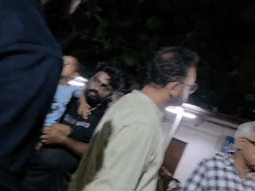वाराणसी में कॉलसेंटर पर साइबर टीम का छापा, 32 गिरफ्तार:  फर्जी ट्रेडिंग कंपनी का बनाया ऑफिस, 22 युवतियां कॉल पर फंसाती थी ग्राहक - Varanasi News