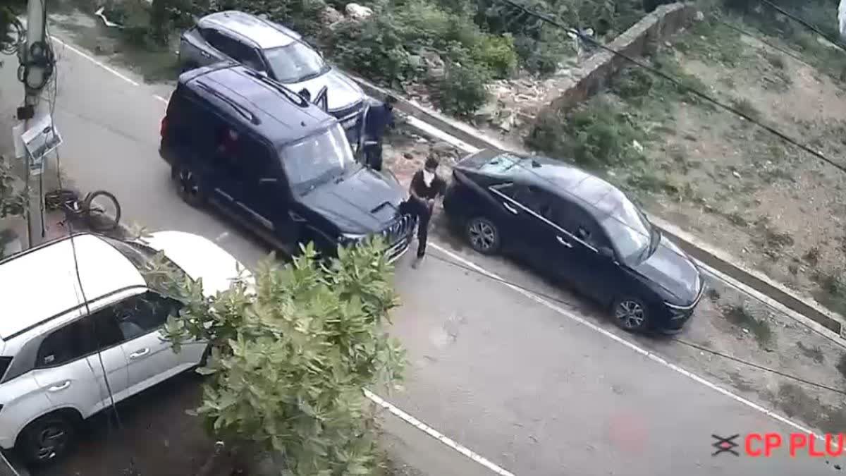 उदयपुर में बदमाशों ने घर के बाहर गाड़ियों में की तोड़फोड़, महिला को कार से कुचला, अस्पताल में मौत