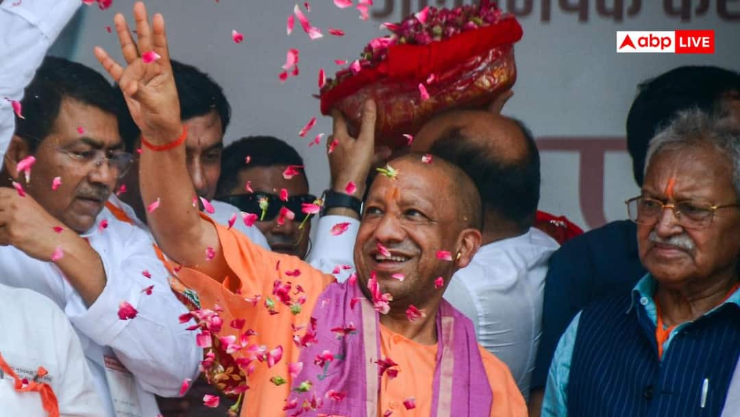 'कुछ ऐसा करो कि...', कांवड़ियों पर CM योगी ने की फूलों की बारिश तो बोली सपा