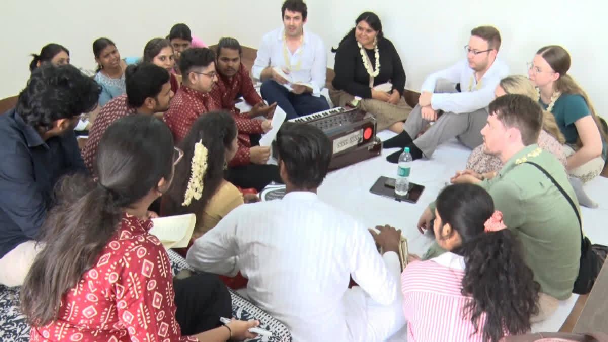 भाषा की सरहदों से परे संगीत: अमेरिका के छात्रों ने सीखा राग यमन, राजस्थान के विद्यार्थियों ने जाना वेस्टर्न क्वायर का सुर