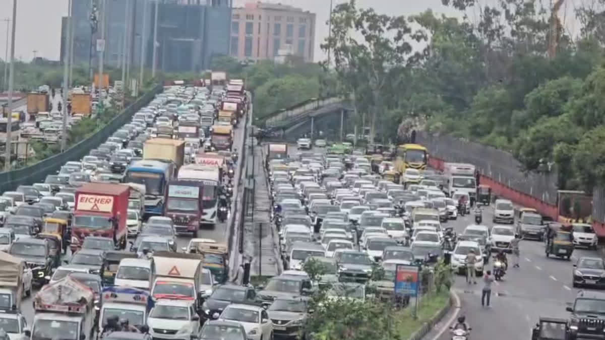 गुरुग्राम में फिर लगा जाम, बारिश के बाद दिल्ली-जयपुर एक्सप्रेसवे पर घंटों से ट्रैफिक में फंसे लोग