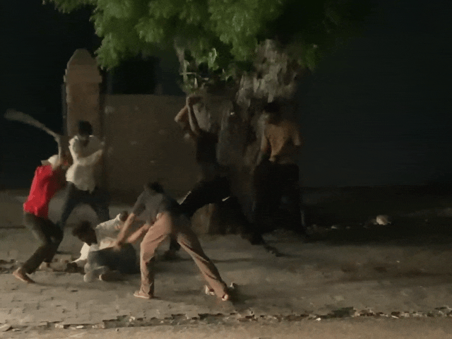 जोधपुर में बदमाशों ने युवक को पाइप से पीटा,VIDEO: सड़क पर अधमरा पड़ा रहा, पुलिस के पहुंचने से पहले भागे बदमाश - Jodhpur News