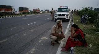 यूपी में आगरा-लखनऊ एक्सप्रेसवे पर पुलिस ने वाहन चोर गिरोह को घेरा, गर्लफ्रेंड को छोड़कर भागा सरगना
 - agra car thief escapes on lucknow expressway leaves girlfriend