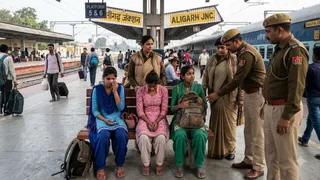 अलीगढ़ में मिलीं कोटा से भागी तीन किशोरियां, परिवार की डांट से उठाया था कदम
- 3 missing kota girls found at aligarh railway station