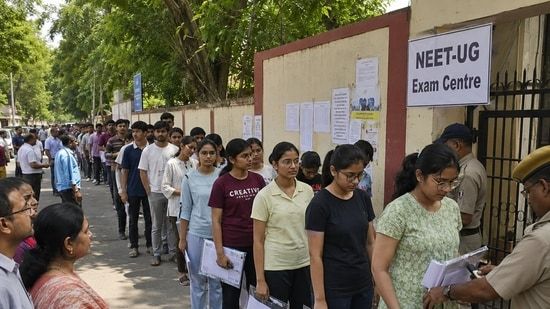 690 अंक या उससे अधिक प्राप्त करने वाले 138 उम्मीदवारों के बीच टॉपर्स