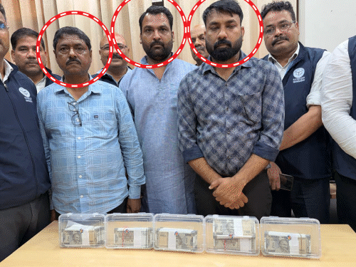 लखनऊ में 7.50 लाख रिश्वत लेते इंजीनियर गिरफ्तार:  विजिलेंस ने 3 लोगों को रंगेहाथ पकड़ा, मकान बनवाने के बदले 15 लाख मांगे थे - Lucknow News
