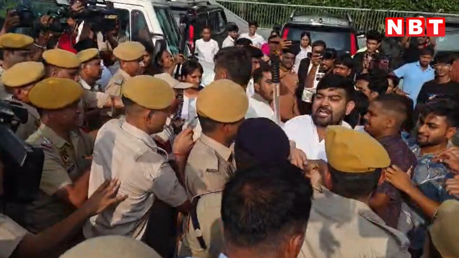 जयपुर में टंकी पर चढ़े छात्र नेताओं के समर्थन में NSUI का बड़ा प्रदर्शन, रास्ता जाम करने लगे तो पुलिस ने जबरन उठाया