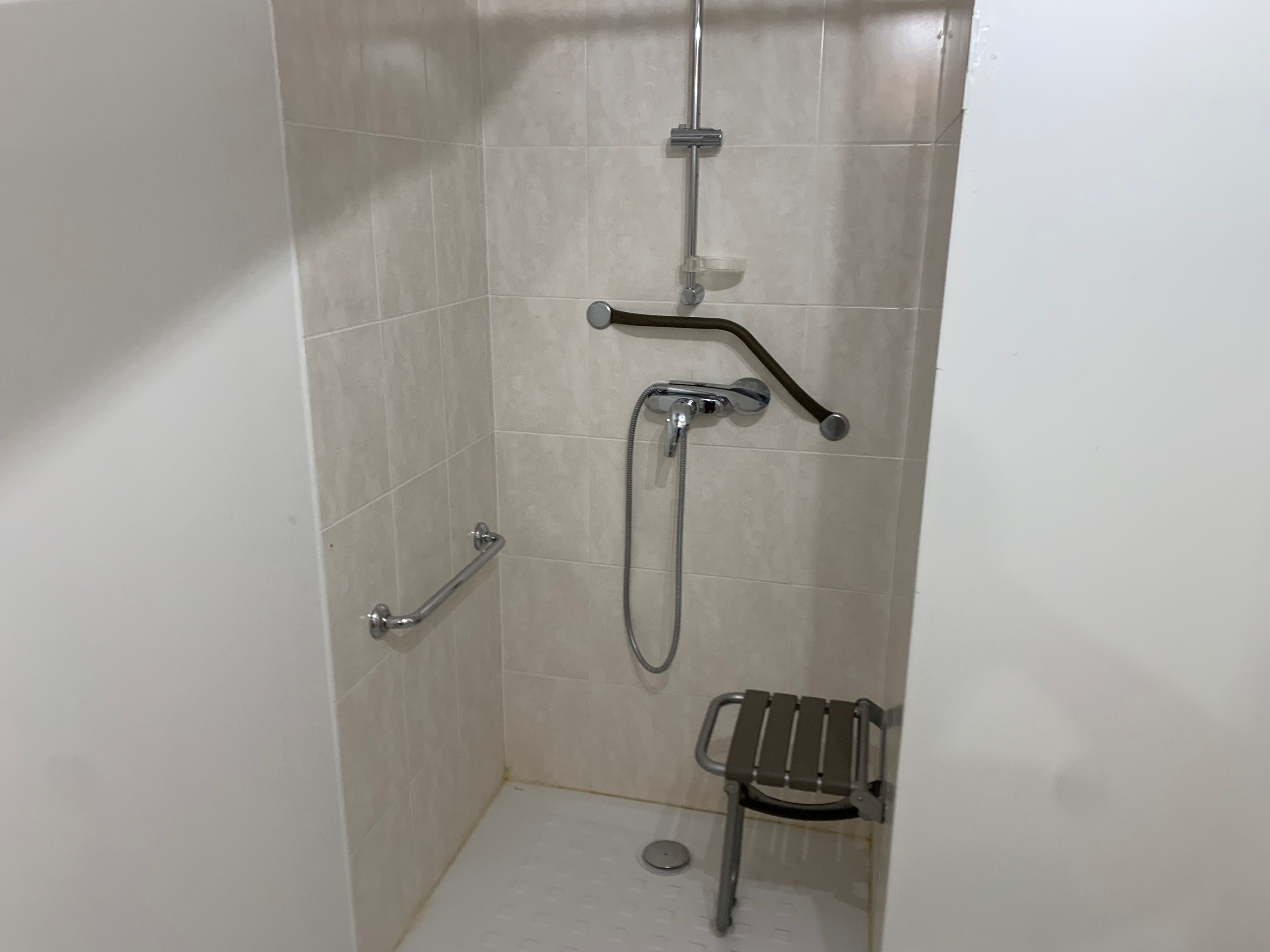 Douche PMR accessible