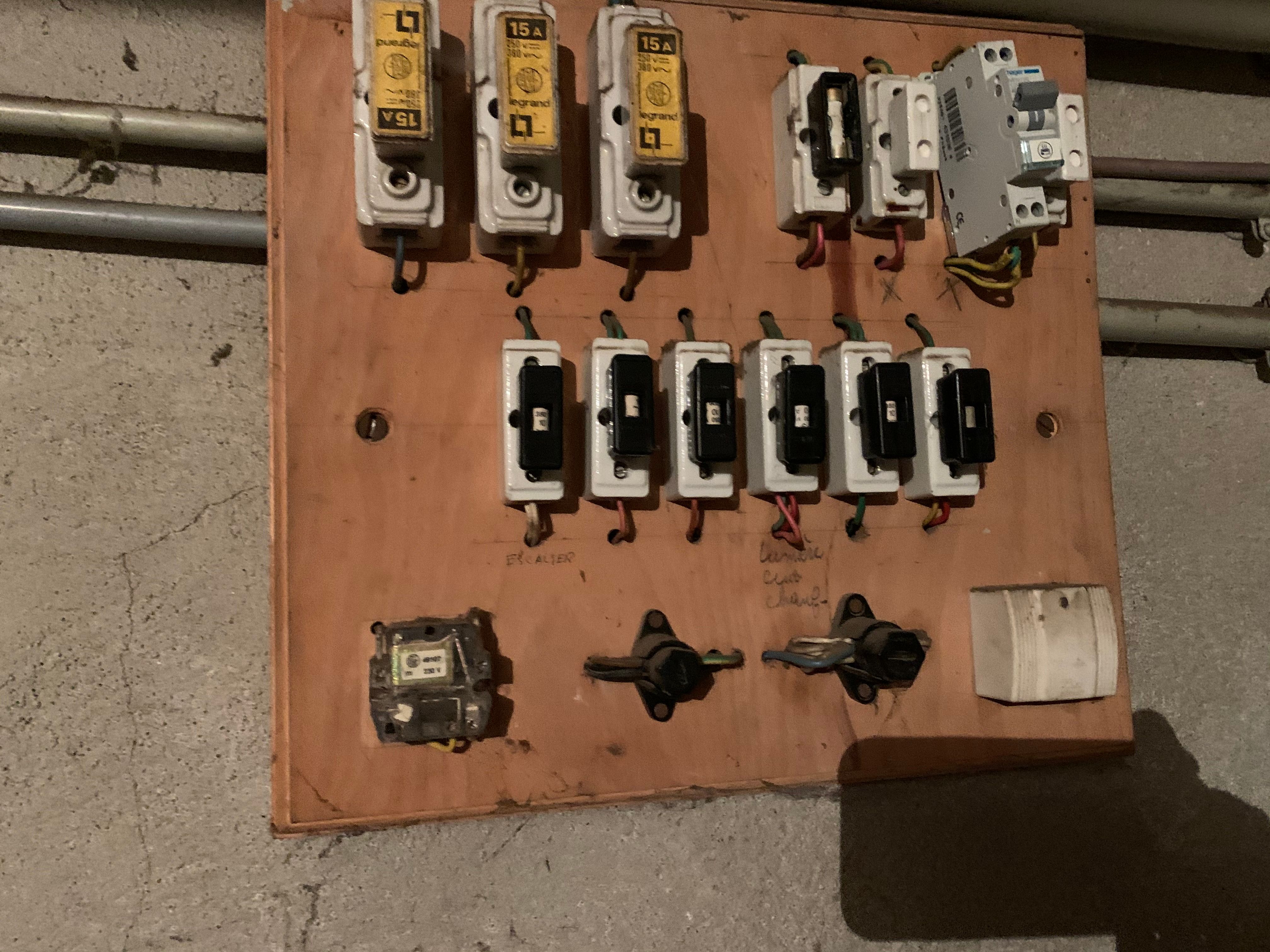 Ancien tableau électrique à rénover