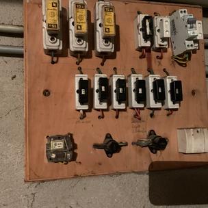 Ancien tableau électrique à rénover