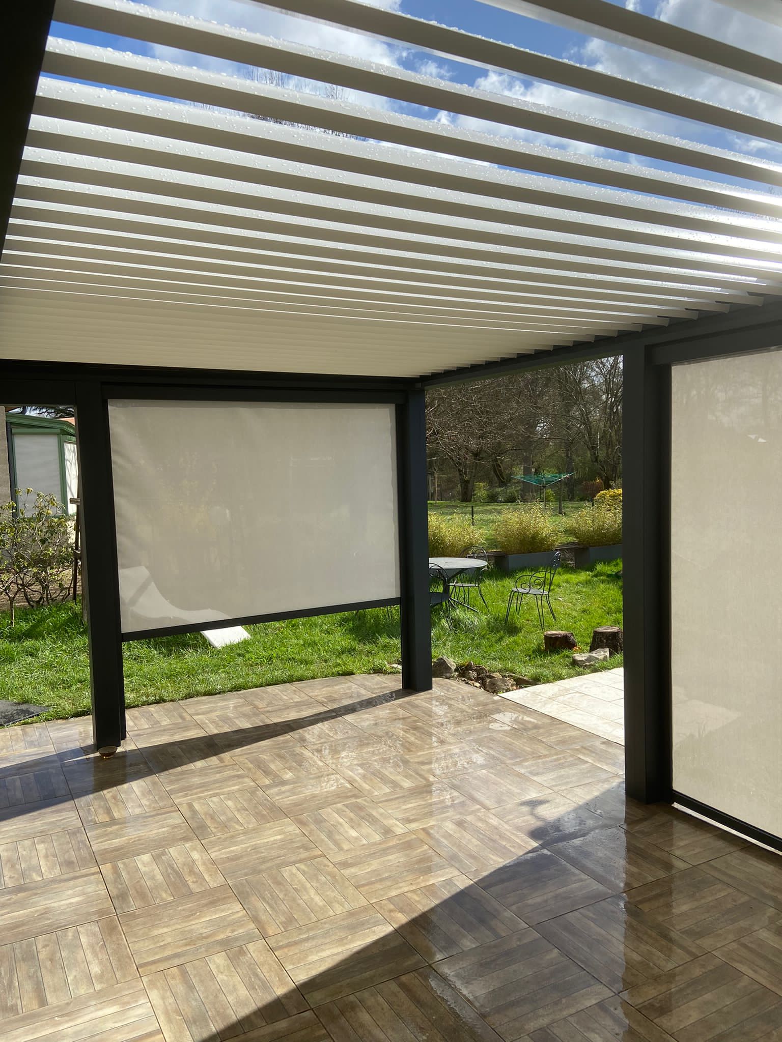 Pergola avec stores latéraux