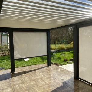 Pergola avec stores latéraux
