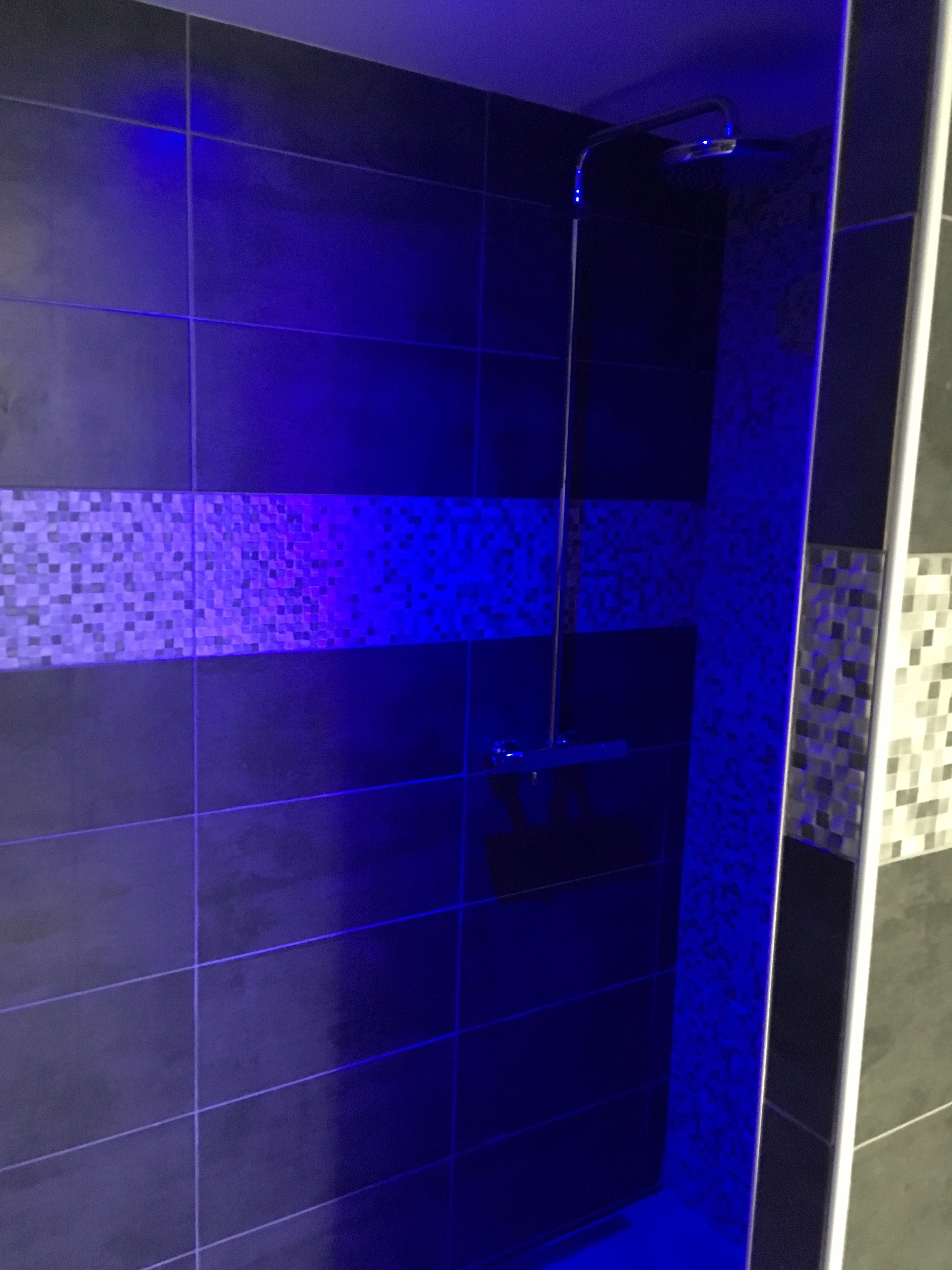 Douche à l'italienne avec éclairage LED