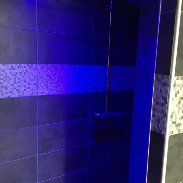 Douche à l'italienne avec éclairage LED