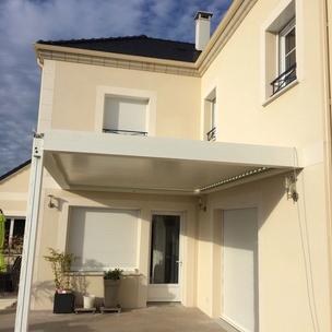Pergola bioclimatique blanche