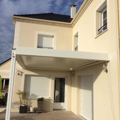 Pergola bioclimatique blanche