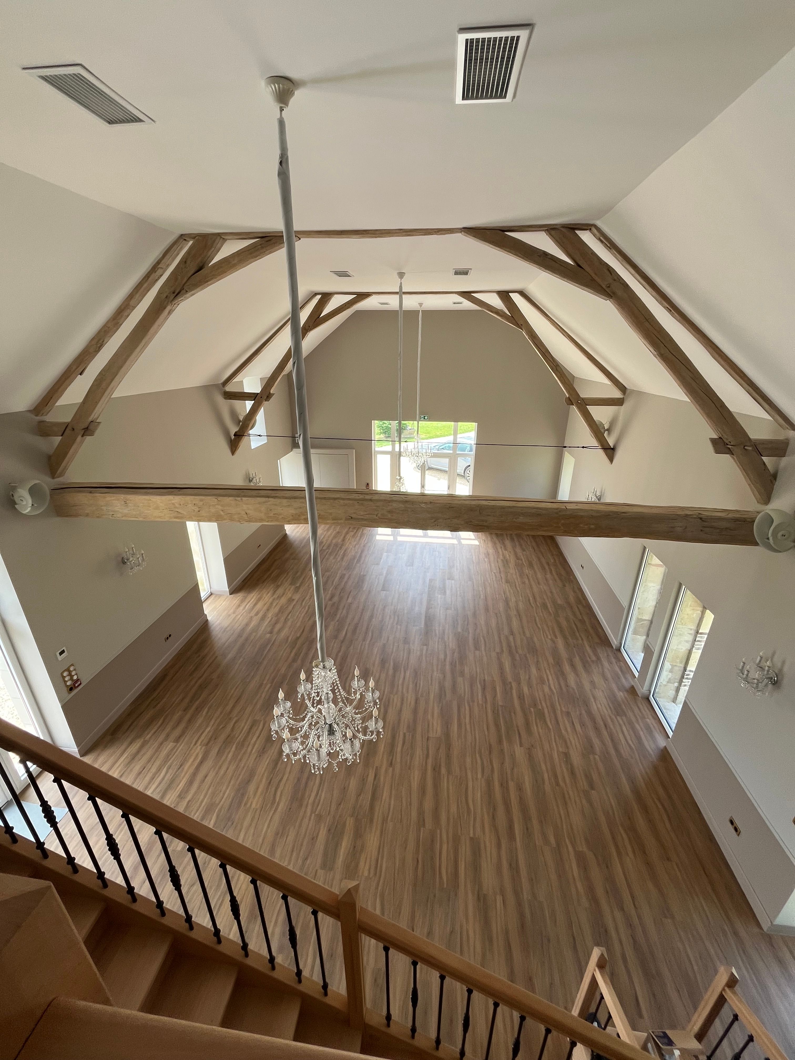 Pièce rénovée avec poutres apparentes