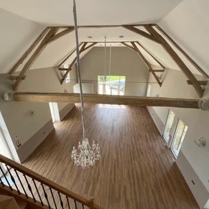 Pièce rénovée avec poutres apparentes