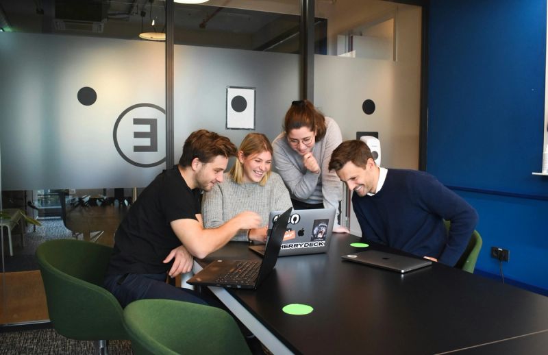 Équipe en réunion collaborative dans un bureau