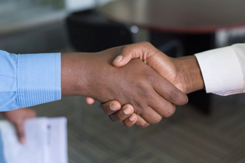 Poignée de main entre deux personnes, pour illustrer la relation client
