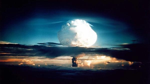 Nuclear explosion/mushroom cloud