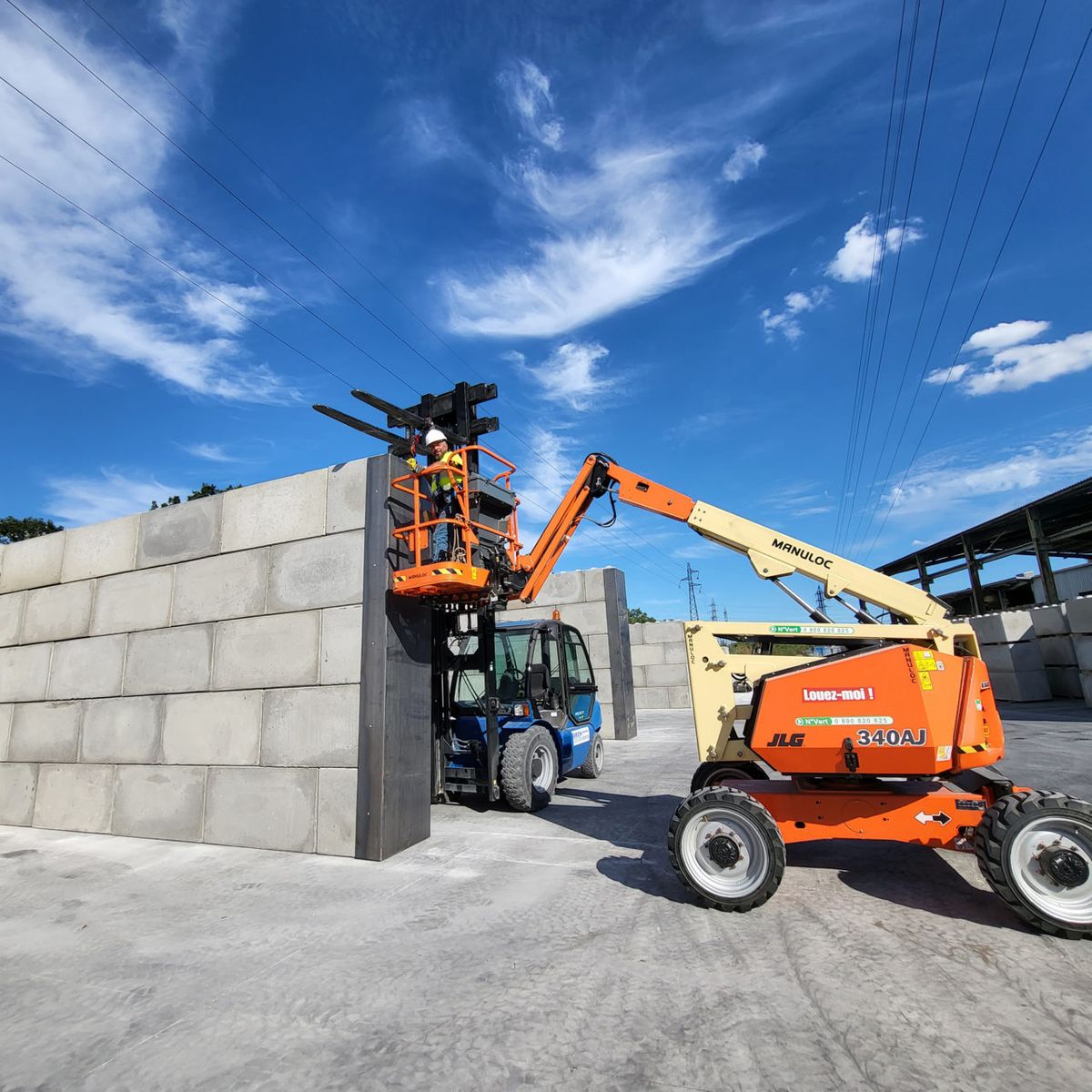 Ouvrier posant un bloc béton sur un chantier de construction