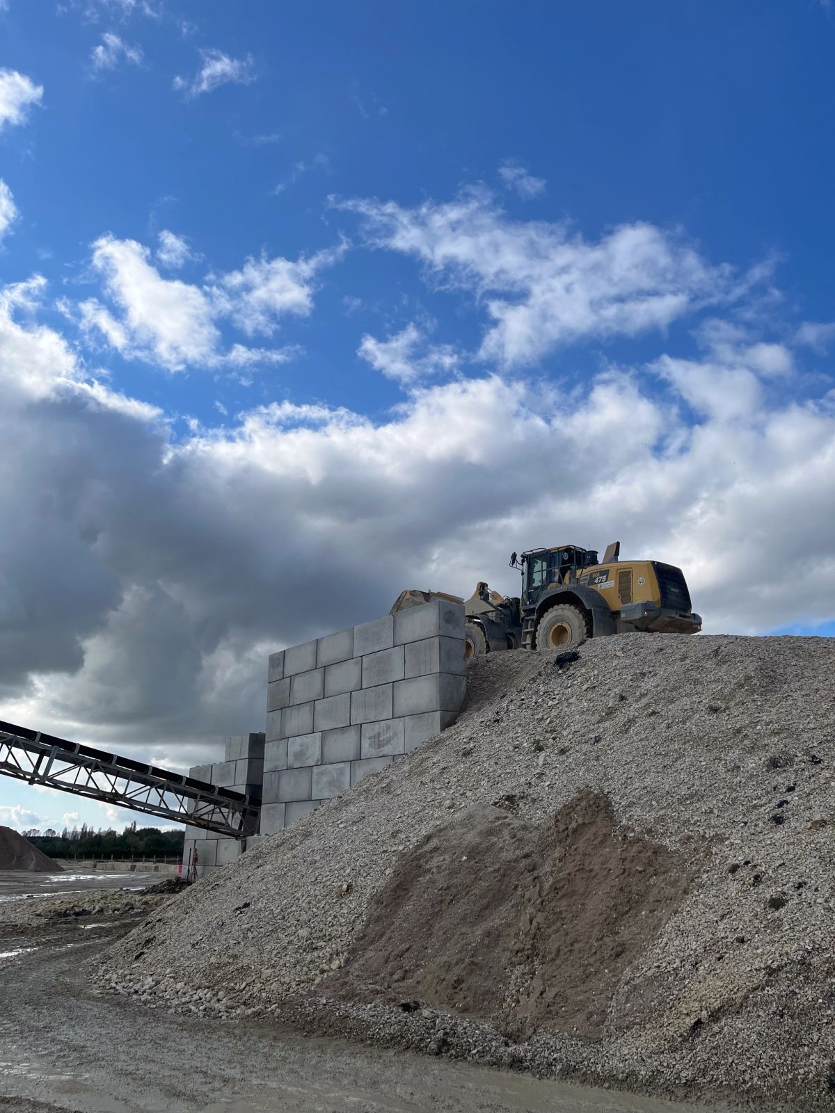 Blocs béton Silitech empilés sur un site industriel