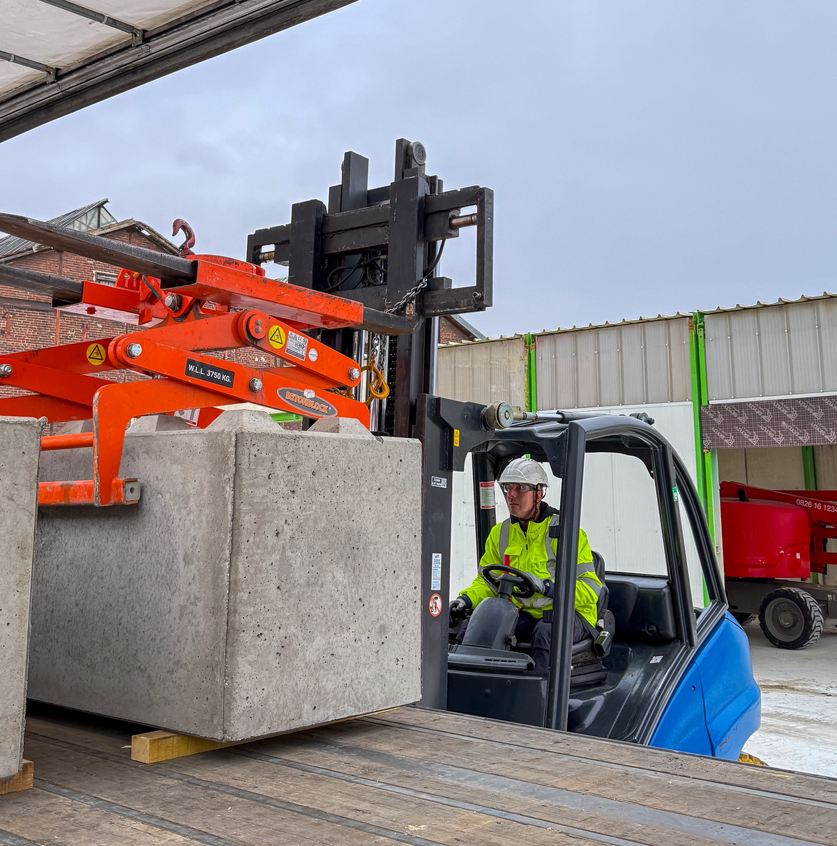 Site de production Silitech et stock de blocs béton
