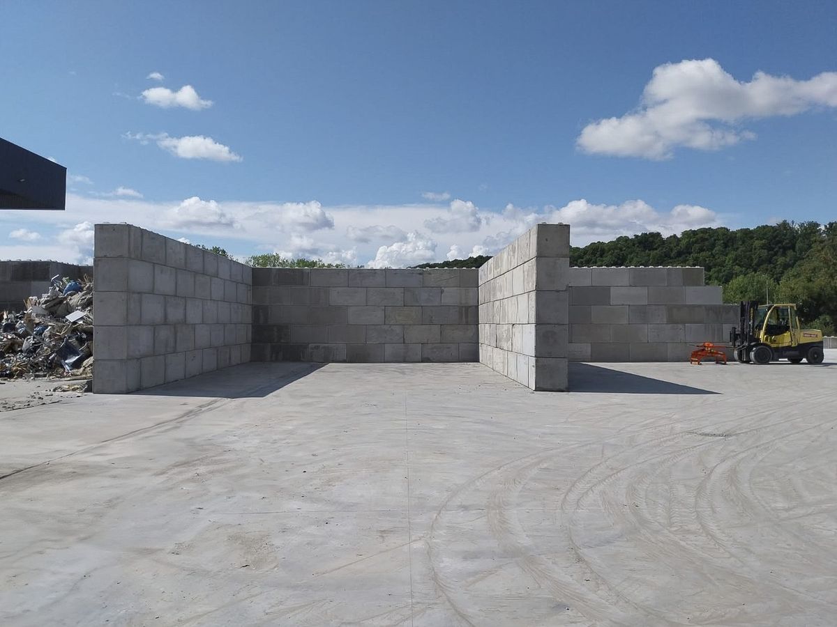 Cellules de stockage en blocs béton montées sur une dalle