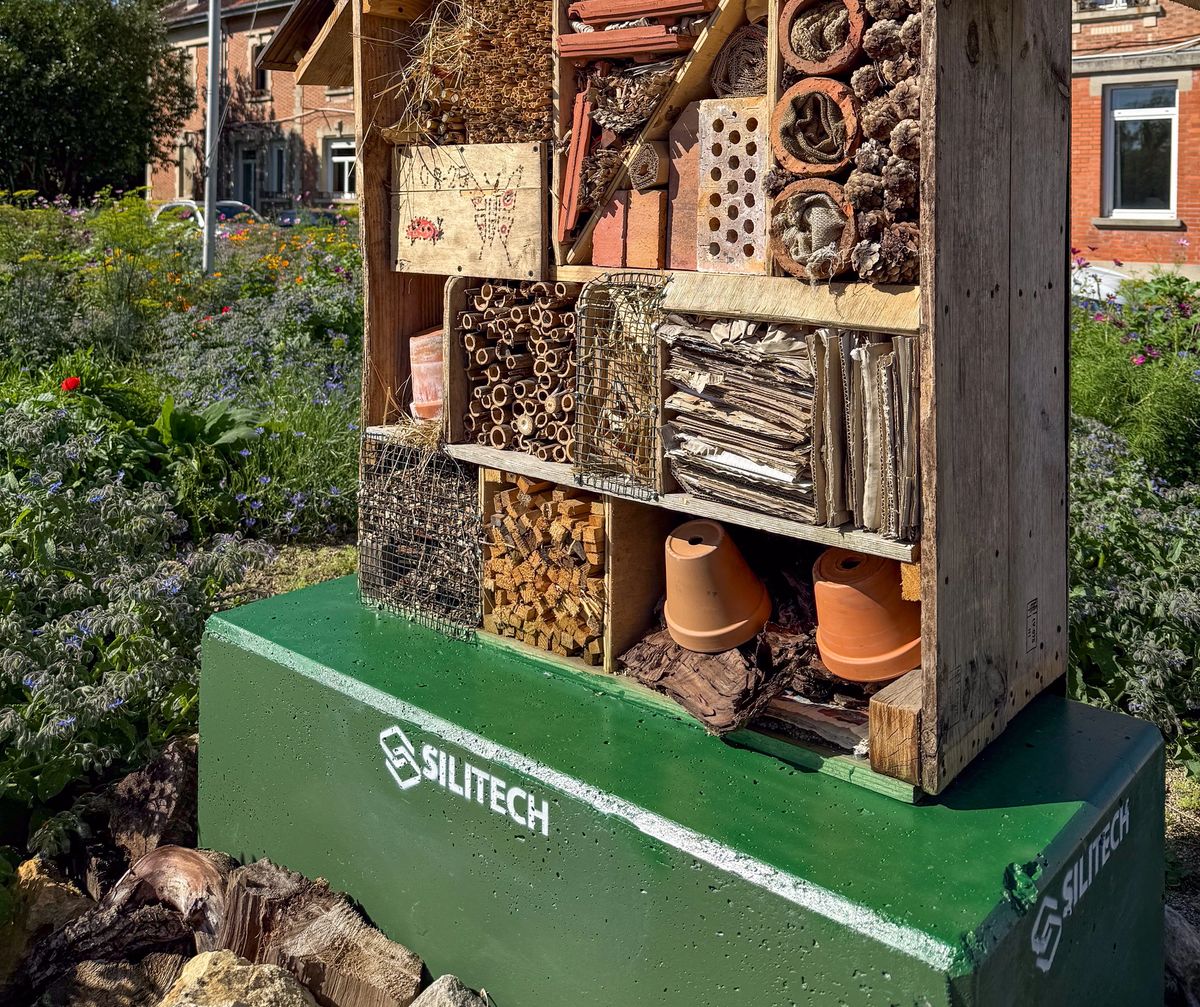 Vue du site de production Silitech, blocs béton stockés sous un ciel dégagé