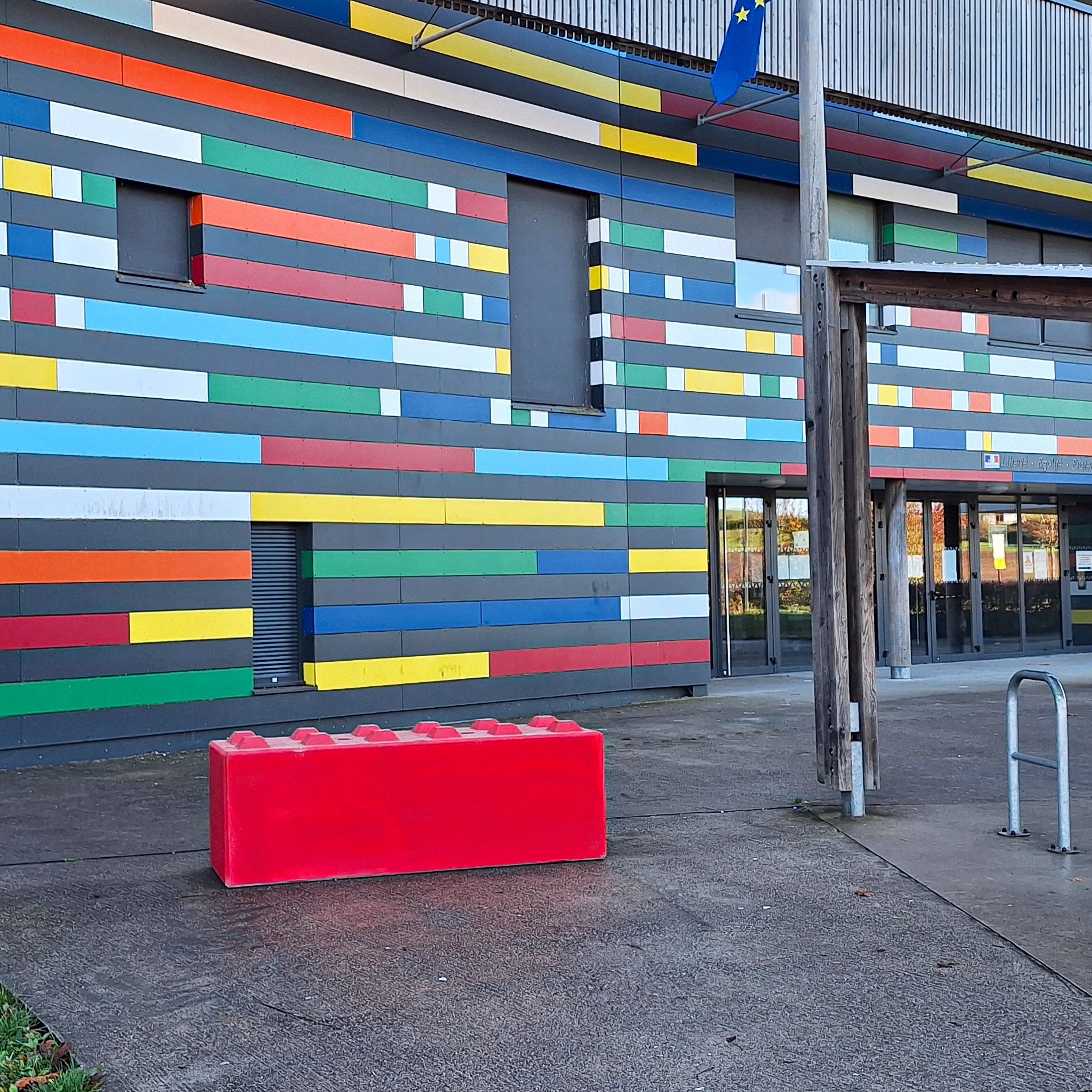 Bloc béton teinté devant une école - Silitech
