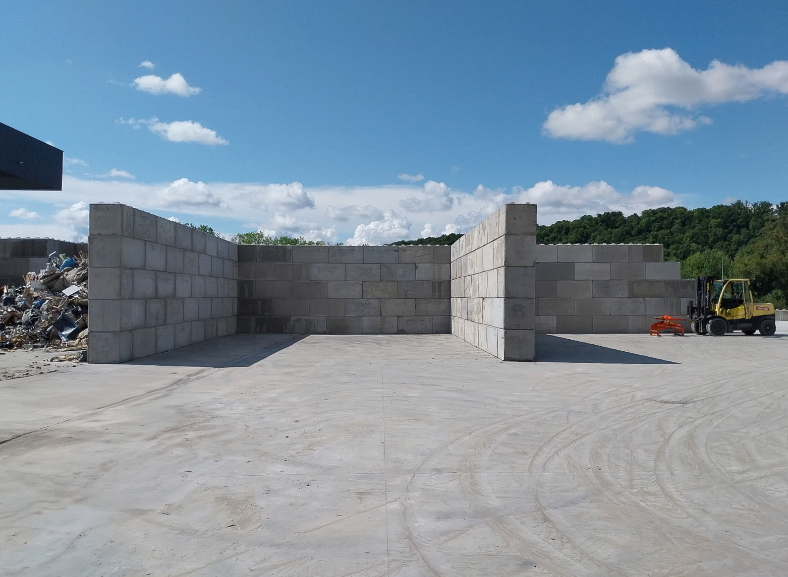Blocs béton Silitech empilés sur un site de stockage