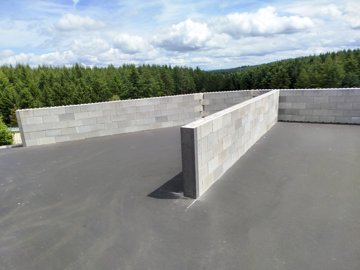 Enceinte en blocs béton modulaires montée sur un chantier