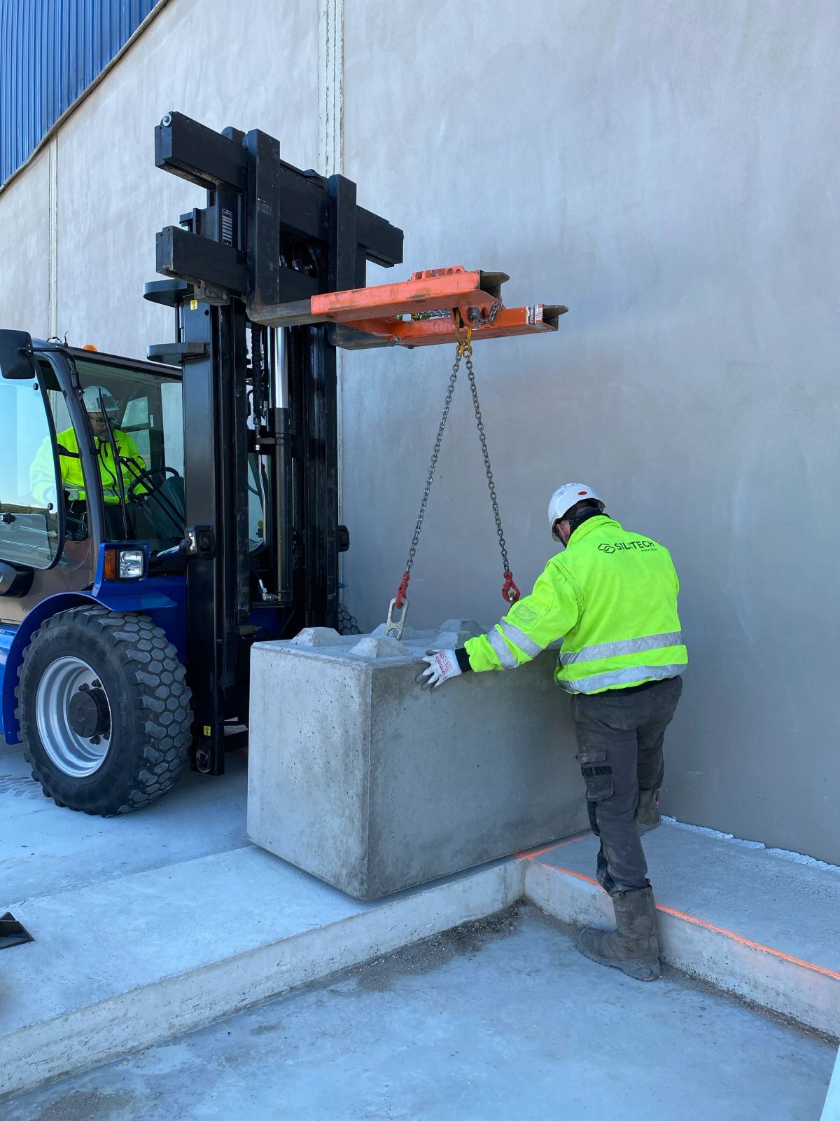 Pose bloc béton sur un chantier - Silitech