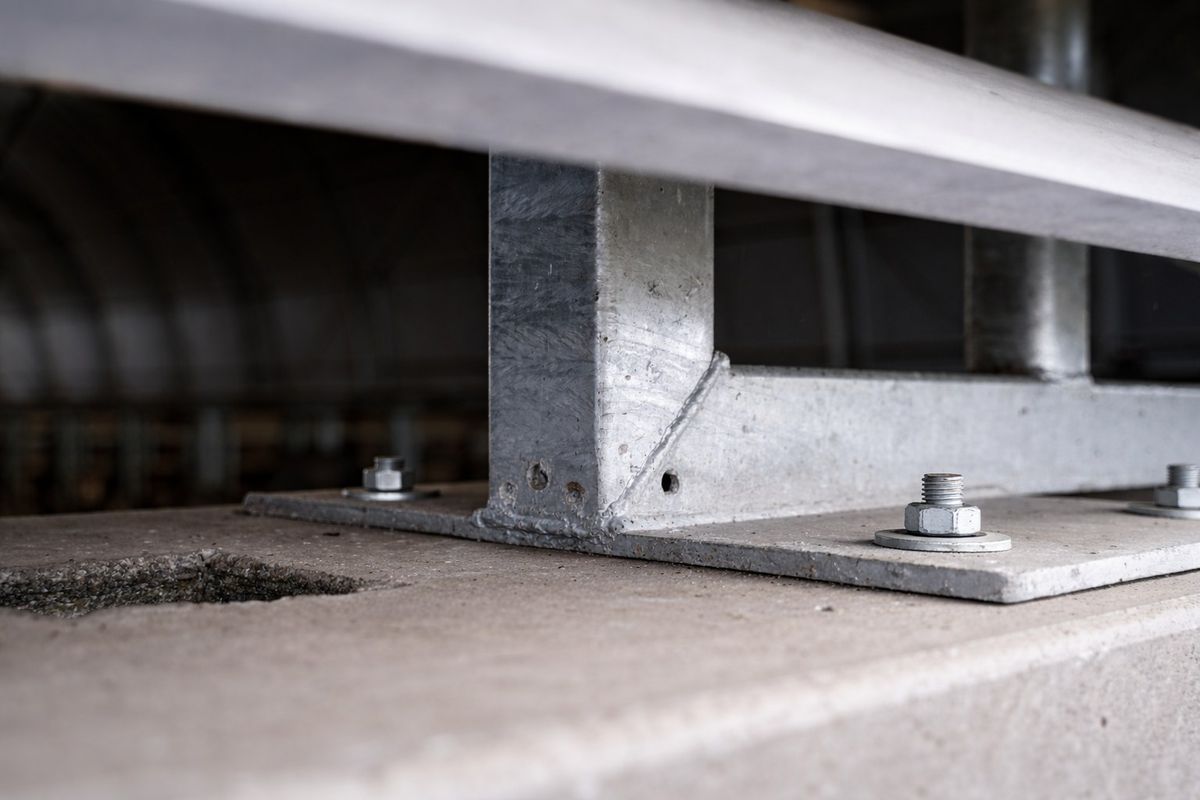 Détail de l'ancrage de la structure de toiture sur un bloc béton Silitech
