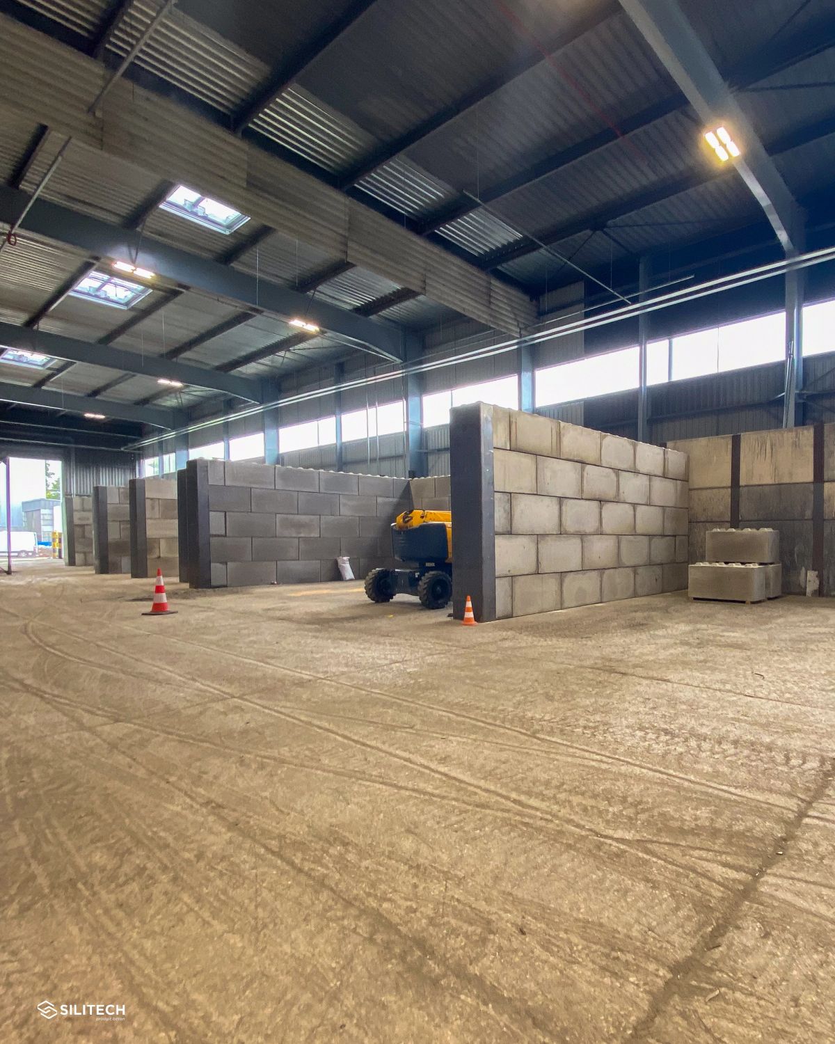 Compartimentage d'un hangar agricole en plusieurs cellules de blocs béton