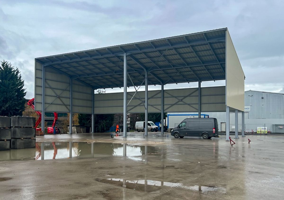 Hangar de stockage à couverture rigide sur un site extérieur