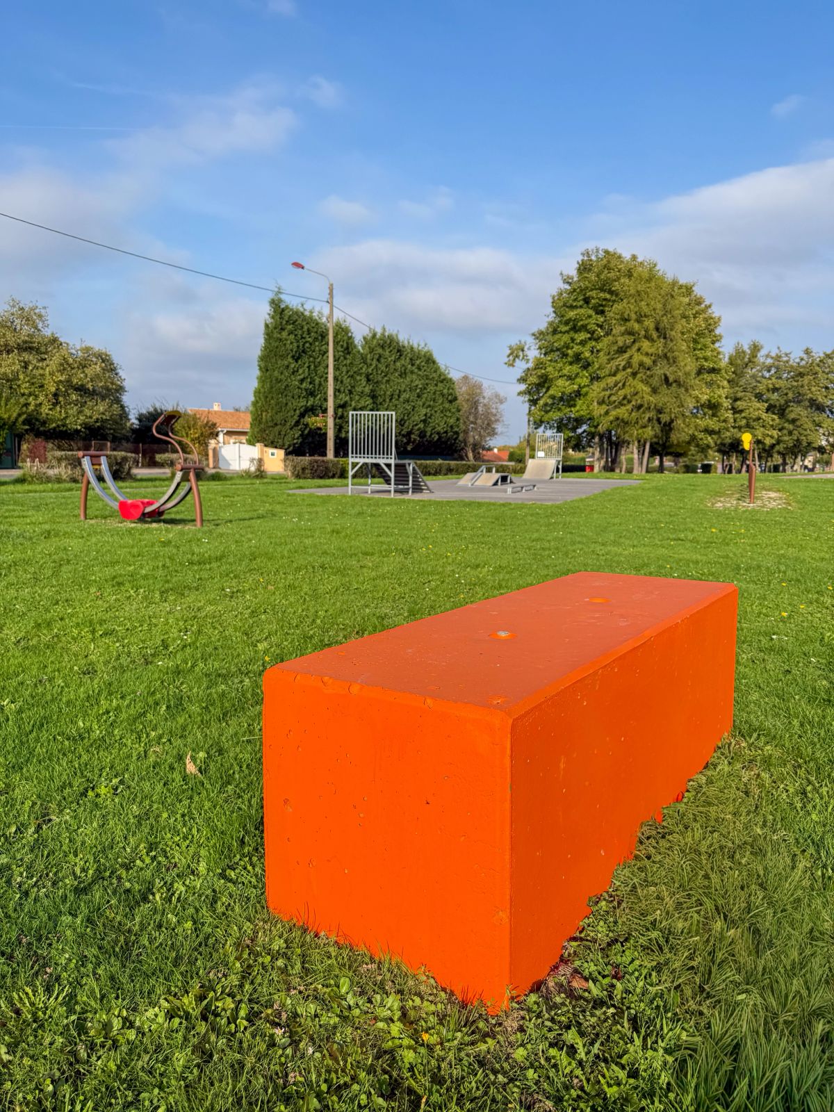 Bloc béton mobilier urbain teinté en orange - silitech