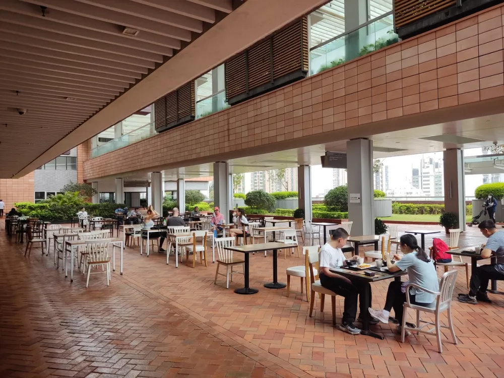 大學飯堂餐盤一角