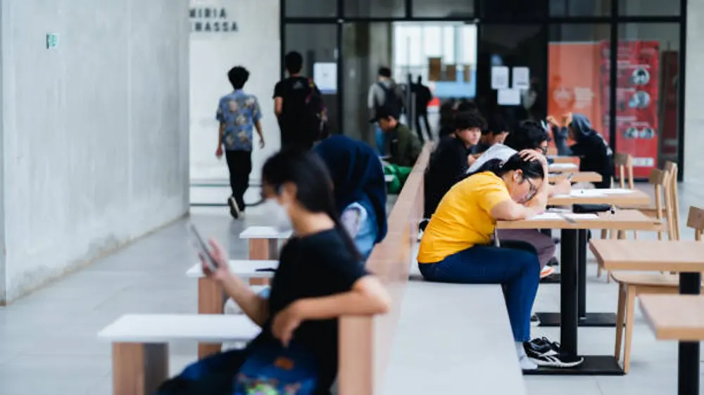 同學放榜後坐喺考試中心門口望住成績 