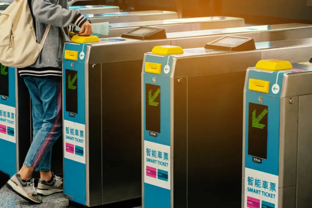 學生拎住八達通過港鐵閘機、以特惠價搭地鐵返學