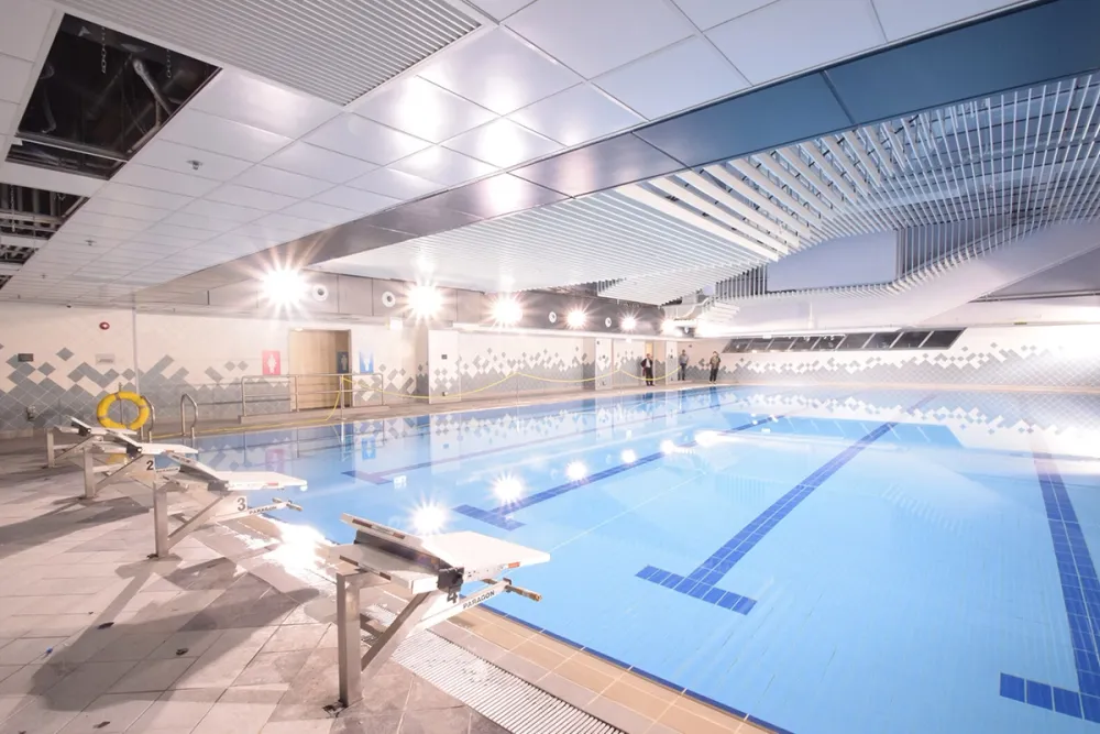 室內泳池或運動場
