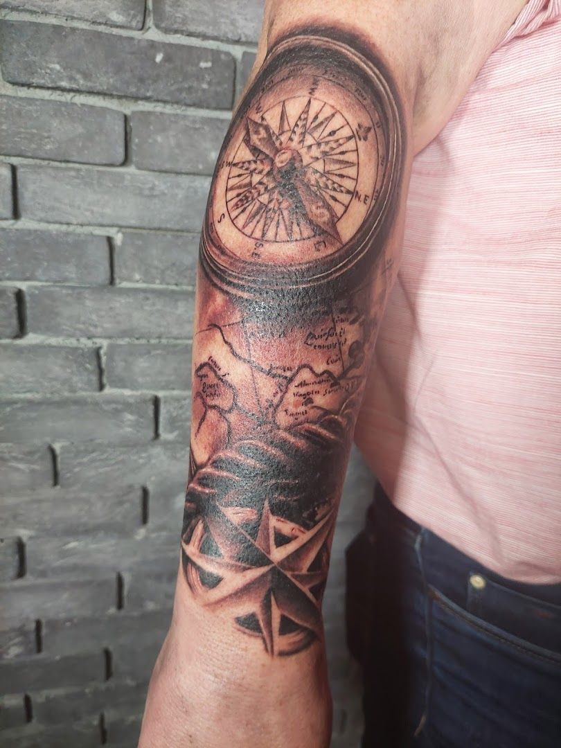 a man with a compass narben tattoo on his arm, göttingen, germany