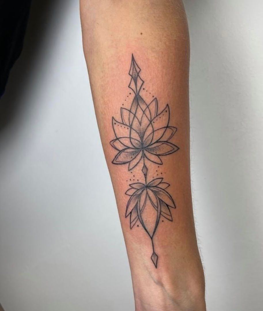 a black and white narben tattoo design on the forearm, kreisfreie stadt passau, germany