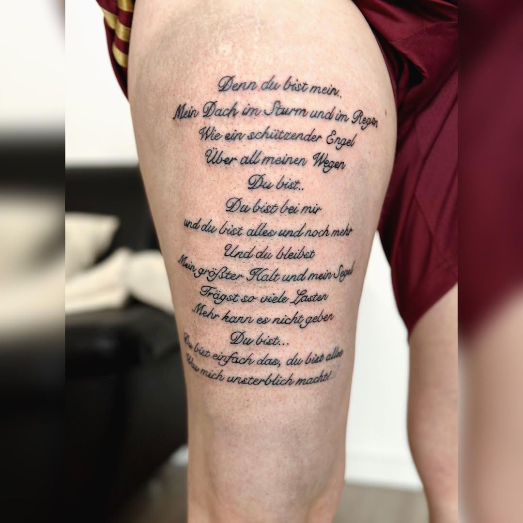 a man with a narben tattoo saying on his leg, ammerland, germany
