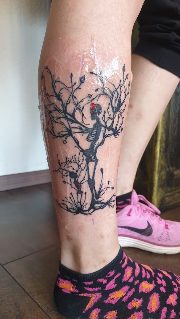a narben tattoo of a deer with a red heart on its leg, nienburg/weser, germany