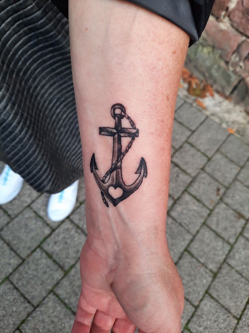 a black anchor narben tattoo on the wrist, calw, germany
