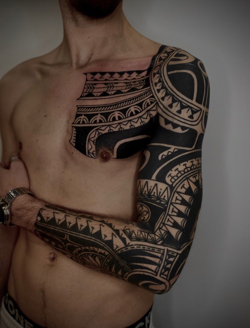 a man with a japanische tattoos in leipzig on his arm, bremen, germany