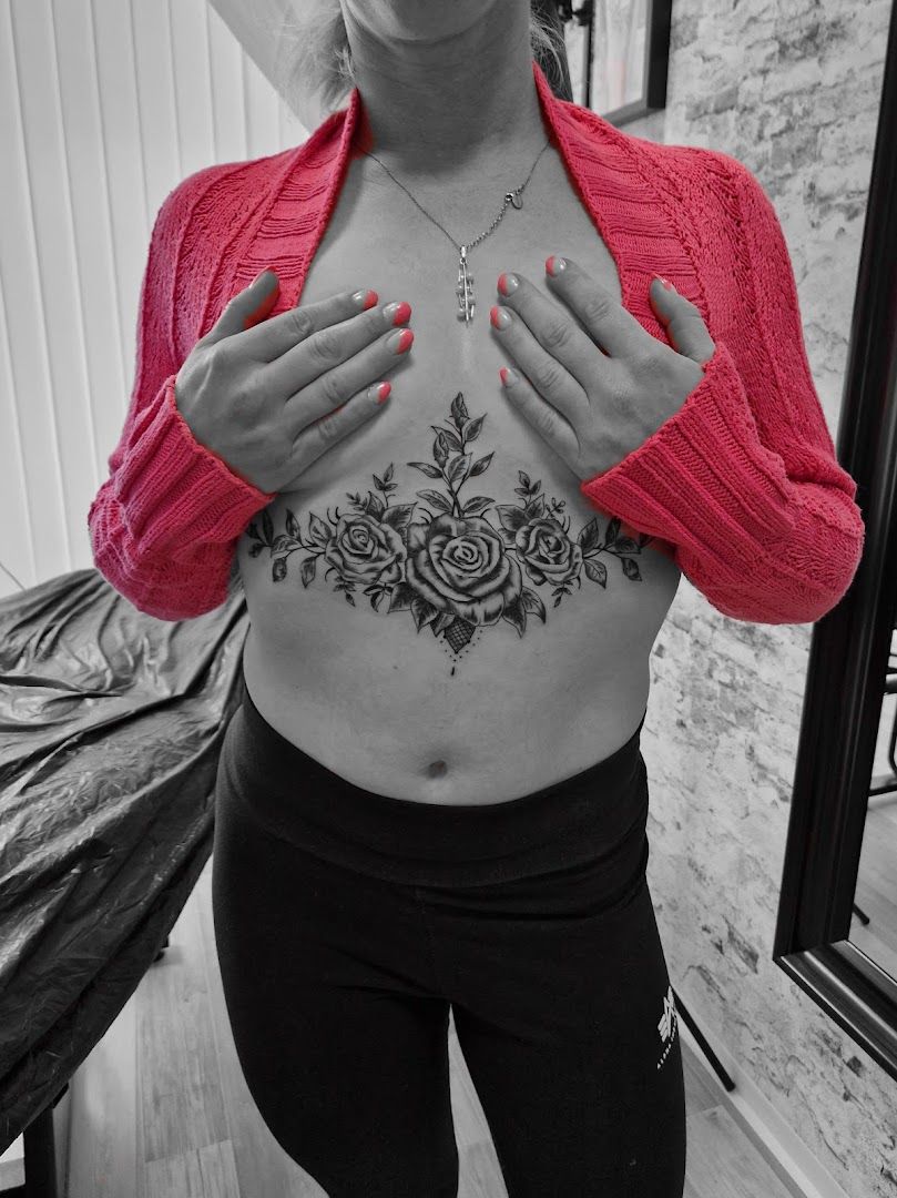 a woman with a narben tattoo on her chest, emsland, germany